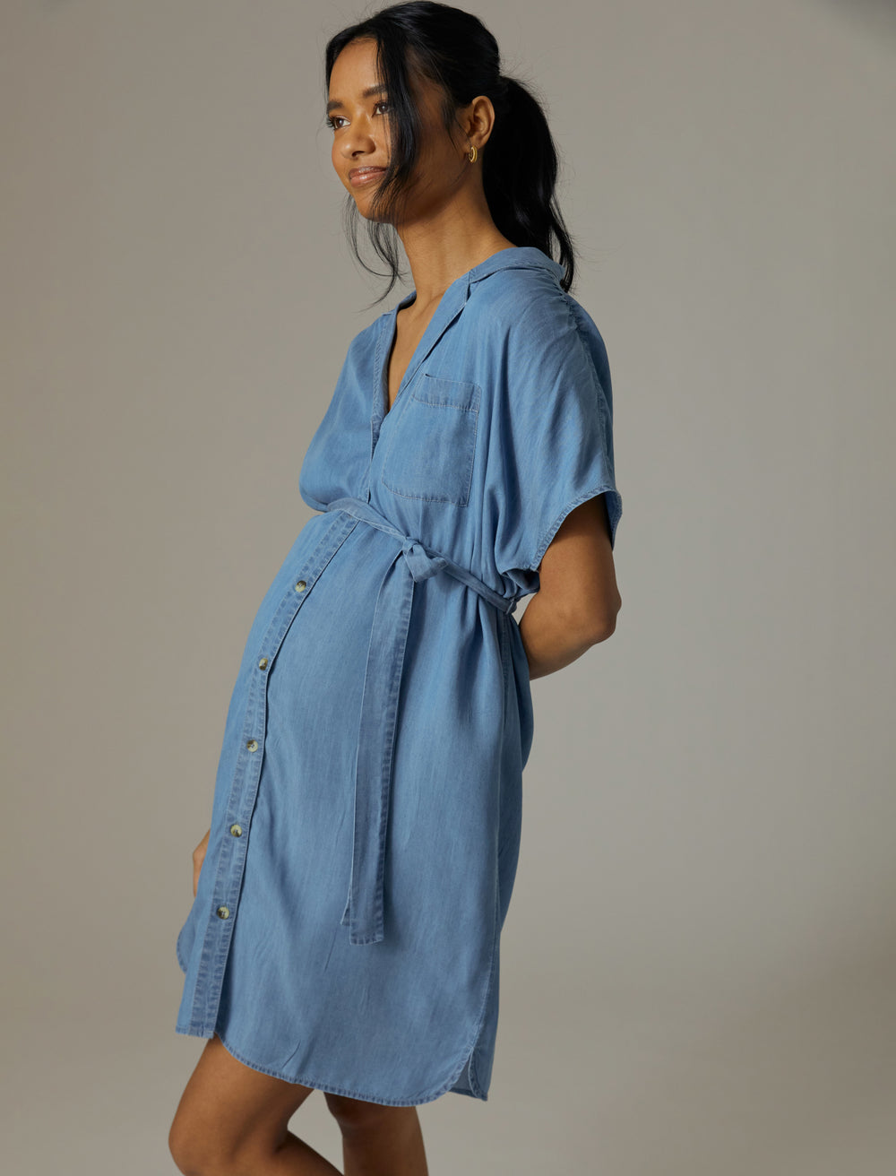 206 spring maternity outfit with knit dress and chambray shirt